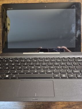 ASUS 2‑in‑1 Laptop/Tablet – Detachable Keyboard – Good Condition